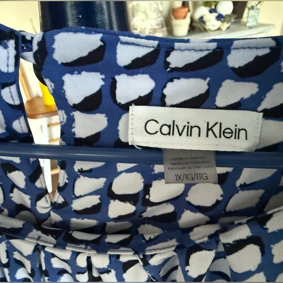 Calvin Klein Abstract Blue, Black, and White Top, Pleated Scoop neck, Size 1X - Picture 3 of 6